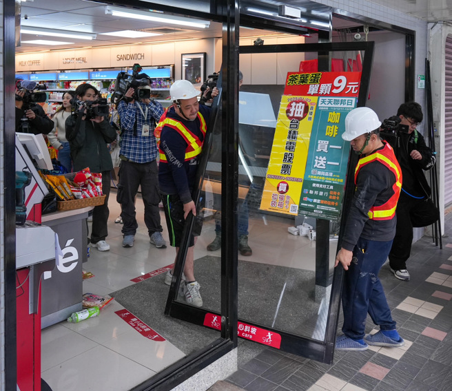 2024年接近尾声，台北101跨年烟火将持续6分钟，邻近的超商也抢攻跨年商机，莱尔富31日将「北市信彩店」门市拆除大门、橱窗玻璃及冰箱门，并投入10倍人力支援，加快结帐效率，方便民眾顺畅购物。（罗永铭摄）