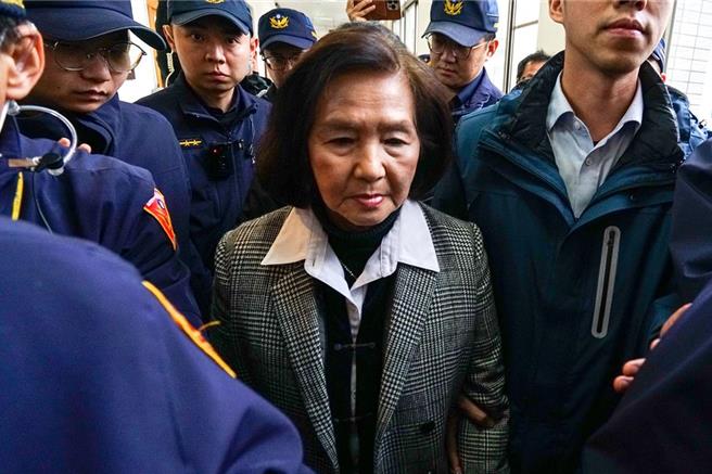 宜兰县长林姿妙今天听完判决后，在警方引导下步出法庭，对于判决结果林姿妙直说委屈，也批台湾的司法已经被政治绑架了。（李忠一摄）