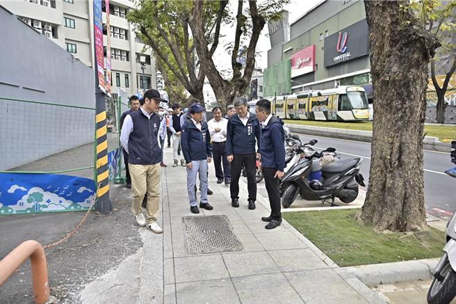 於明日迎接2025年，也是輕軌成圓滿1周年前夕，高雄市工務局31日宣布總長7.1公里的大順路改善工程完工，副市長林欽榮特別帶領市府團隊走訪剛完工大順路。（高雄市工務局提供／任義宇高雄傳真）
