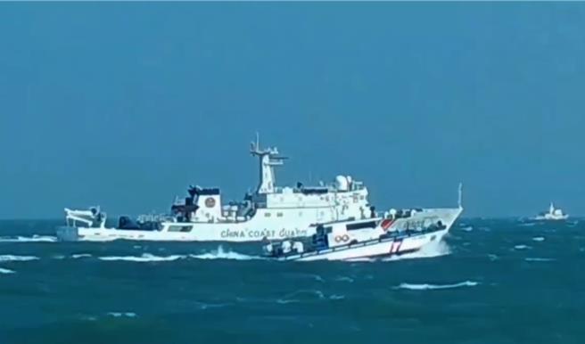 4艘大陆海警船今日2度编队再闯金门南面限制水域。海巡署表示，自2月起大陆海警船已侵扰金门海域52次，严重破坏区域和平稳定。(图／海巡署提供)
