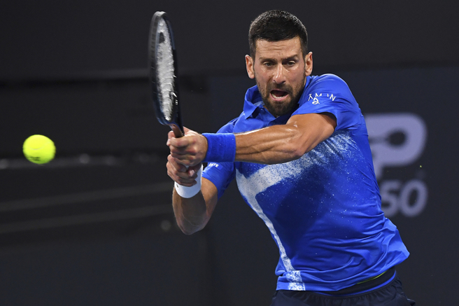 乔柯维奇在布里斯本网球赛单打首轮直落二过关，用胜利庆祝2025年的到来。（美联社）