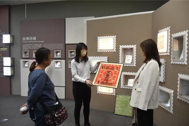 郵政博物館高雄館專業導覽人員，盡職上完最後一天班。圖／陳建宇