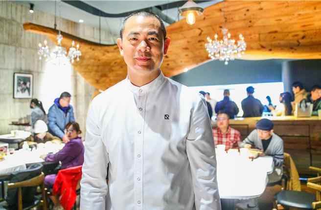 名廚江振誠於RAW作為餐廳的最後一天，現身與粉絲互動。（粘耿豪攝）