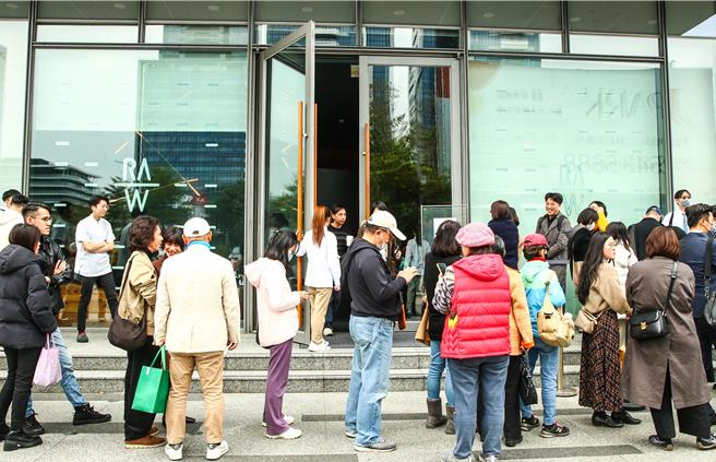 米其林餐廳RAW熄燈日，許多粉絲在門外排隊準備進入。（粘耿豪攝）