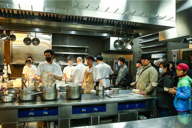 米其林餐廳RAW熄燈日，廚房開放粉絲進入參觀並排隊領取食物。（粘耿豪攝）