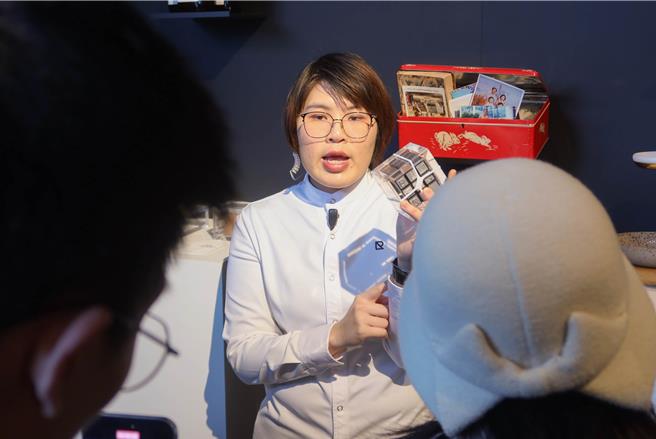 米其林餐廳RAW熄燈日，餐廳安排工作人員為入內民眾導覽。（粘耿豪攝）