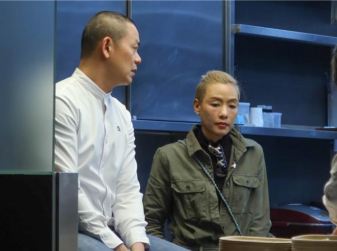 名廚江振誠於RAW作為餐廳的最後一天，與妻子Pam（右）忙裡忙外。（粘耿豪攝）