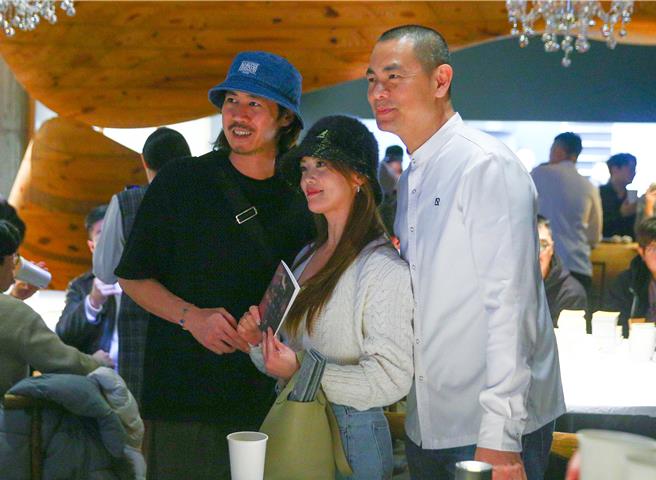 名廚江振誠（右）於RAW作為餐廳的最後一天，與粉絲合影留念。（粘耿豪攝）