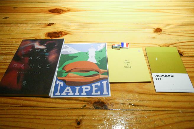 餐廳準備過去發行的周邊文宣品，供入內民眾取用。（粘耿豪攝）