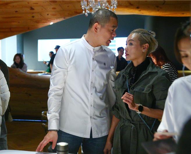 RAW作為餐廳的最後一天，名廚江振誠於與妻子Pam（右）過程中不時交換意見。（粘耿豪攝）