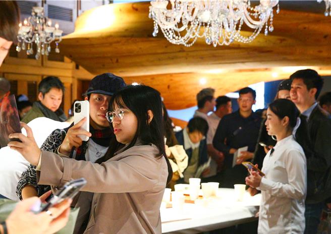 RAW作為餐廳的最後一天，不少入內粉絲自拍紀念照。（粘耿豪攝）