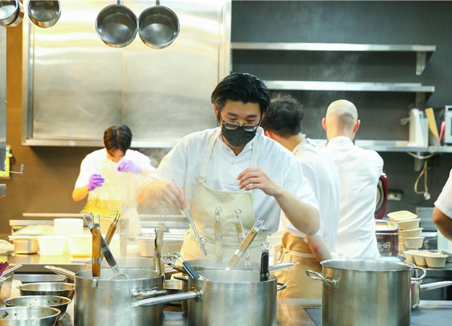 即使是最後一天，廚房的大廚對於餐檯工作依舊一絲不苟。（粘耿豪攝）