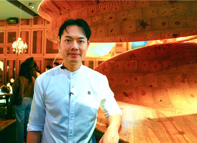 來自香港的調酒師Jim，表明仍願意繼續跟隨團隊，繼續在江振誠的麾下服務。（粘耿豪攝）