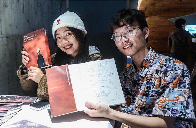 多次至RAW用餐的Sydney(左)，與餐廳員工熟到像朋友，右邊則是收集餐廳員工簽名的粉絲Dennis。（粘耿豪攝）