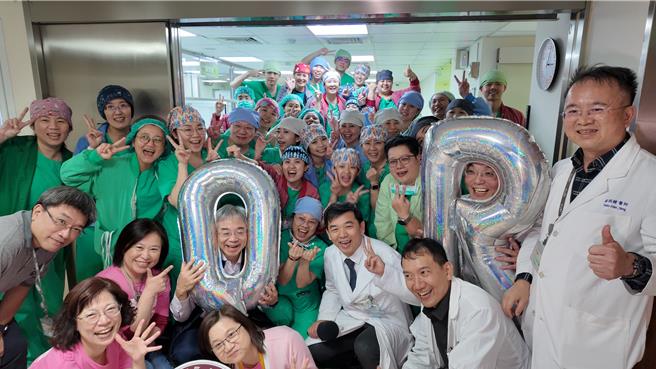 大同醫院迎來高醫團隊經營的最後一天，院長郭昭宏、院內醫護等職員，今天紛紛在院內巡禮、留下在大同醫院的「畢業照」。（大同醫院提供／任義宇高雄傳真）