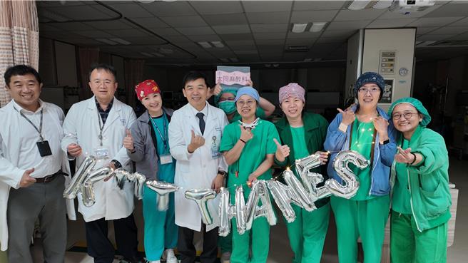 大同醫院迎來高醫團隊經營的最後一天，院長郭昭宏、院內醫護等職員，今天紛紛在院內巡禮、留下在大同醫院的「畢業照」。（大同醫院提供／任義宇高雄傳真）