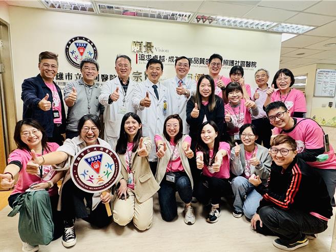 大同醫院迎來高醫團隊經營的最後一天，院長郭昭宏、院內醫護等職員，今天紛紛在院內巡禮、留下在大同醫院的「畢業照」。（大同醫院提供／任義宇高雄傳真）
