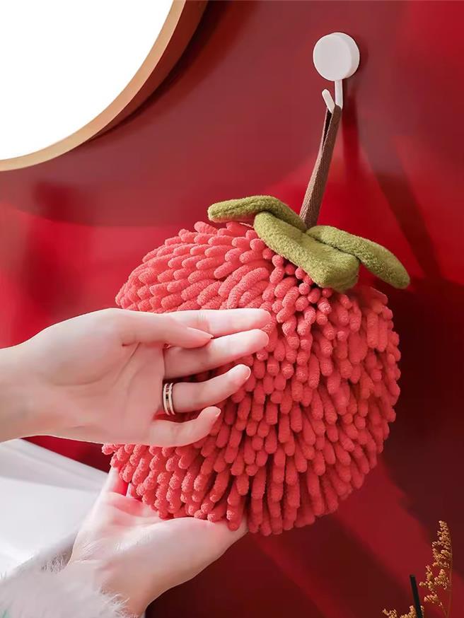 宏匯廣場1月13日起單筆2500元贈柿柿如意擦手巾。（宏匯廣場提供）