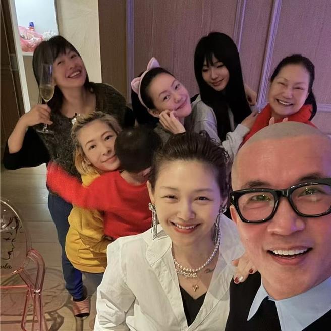 小S自豪她與姊姊大S的美貌都遺傳自徐媽媽。（摘自臉書）