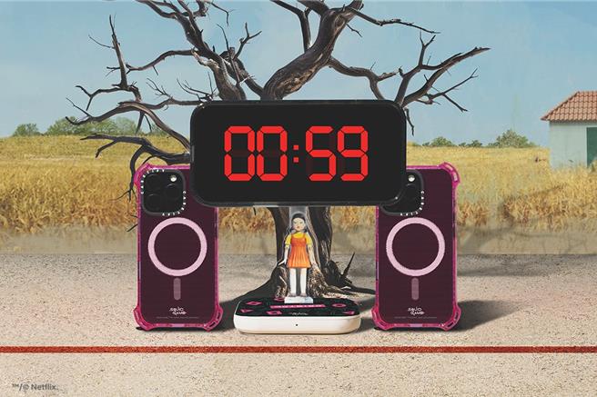 「英熙娃娃2合1充電座」，只要將手機置於充電座上，就彷彿展開木頭人娃娃的倒數計時遊戲。（CASETiFY提供）