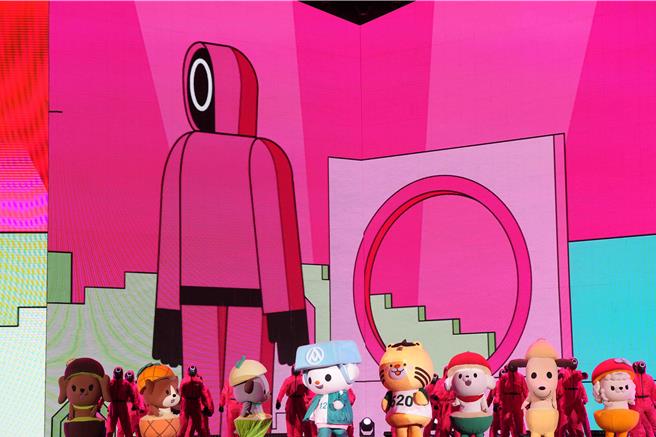 全聯吉祥物攜手《魷魚遊戲》的粉紅守衛，為2025「台北最High新年城」開場。（全聯提供）