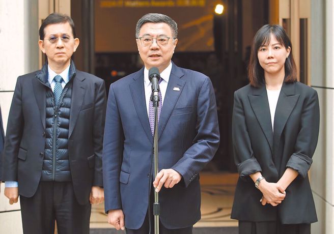 閣揆卓榮泰(中)，右為政院發言人李慧芝。（示意圖／資料照／黃世麒攝）