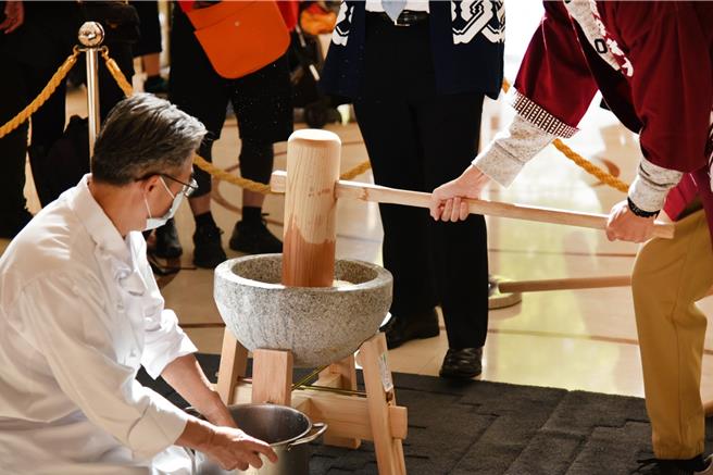 元旦上午及下午各有一場日式搗麻糬體驗可免費參加，現場免費發送黃豆粉麻糬與紅豆麻糬湯供賓客享用。(大倉久和大飯店提供)