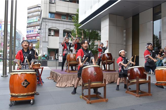 元旦早上10點，在大倉久和大飯店可欣賞到台北市日僑學校帶來精彩的太鼓表演，震撼的鼓聲為新年增添熱鬧氣氛。(大倉久和大飯店提供)
