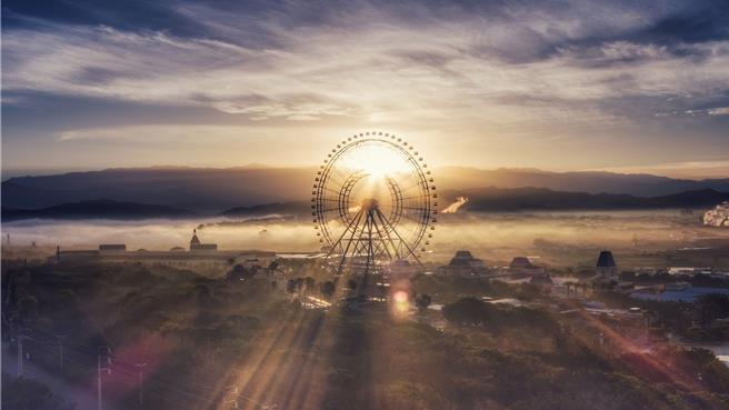 麗寶樂園渡假區在2025年元旦清晨舉辦「搭摩天輪迎曙光」活動，可搭乘高達120公尺的「天空之夢摩天輪」登上384公尺高空，在最接近天空的地方迎曙光。(陳恩安提供)