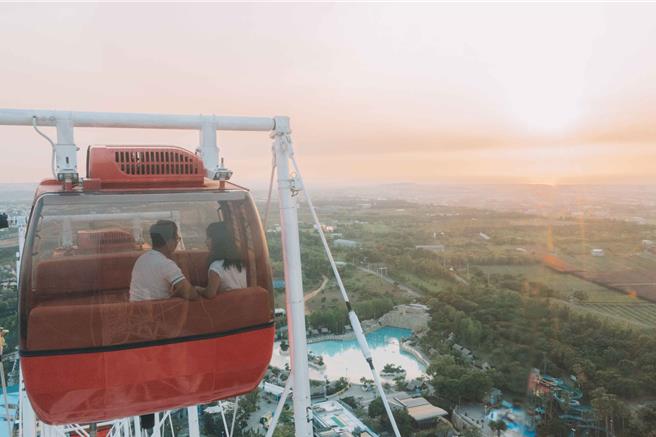「獨享包廂套票」最多可6人搭乘，特惠價3000元，揪滿6人每人500元，內含「天空之夢」元旦日出搭乘券、尋光晨食餐盒。(麗寶樂園渡假區提供)