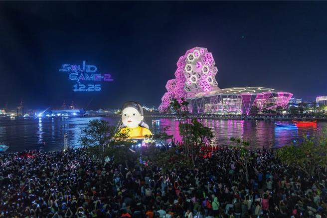 Netflix韓國超高人氣影集《魷魚遊戲2》席捲全球，12月21日巨型英熙娃娃現身高雄港灣，單日吸引約11萬爆滿人流朝聖。(Netflix提供)