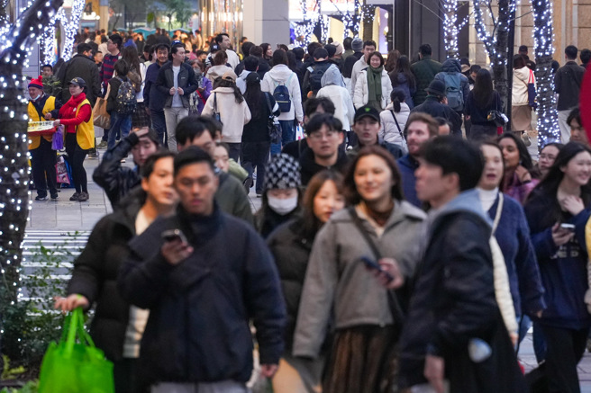 明日元旦各地降雨机率逐渐提高，西半部山区有局部短暂雨，其他各地有零星短暂雨，仅金门、马祖晴朗稳定，中部以北及东北部清晨低温约14、15度，其他各地约16、17度。（示意图／记者罗永铭摄）