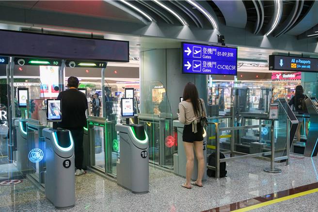 自114年1月1日起，自动查验通关系统（e-Gate）将扩大使用对象，国人使用年龄由12岁下调至10岁，身高由140公分调降至120公分，另外无户籍国民持有晶片护照，符合前述年龄及身高要件者，不需具备居留资格，亦可使用e-Gate系统出入国门。（陈麒全摄）