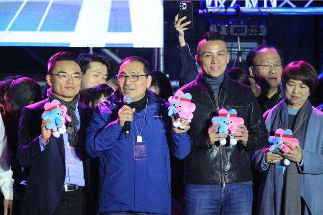 新北市跨河烟火演唱会31日登场，市长侯友宜致词。（张铠乙摄）