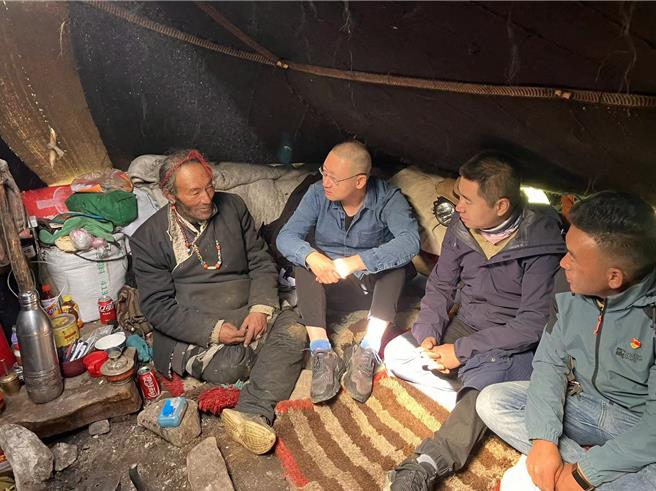 陸加強普惠性、基礎性、兜底性民生建設，協助弱勢脫貧。（大陸央視）