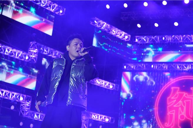 派偉俊今晚以金色短髮造型。（三立提供）