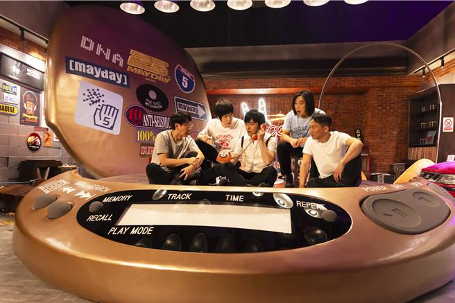 五月天今(31日)晚推出「FLY TO 2025 線上跨年演唱會」。（相信音樂提供）