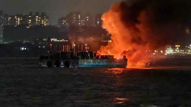 煙火施放過程中卻驚傳「火燒船」意外！（翻攝記者爆料網）