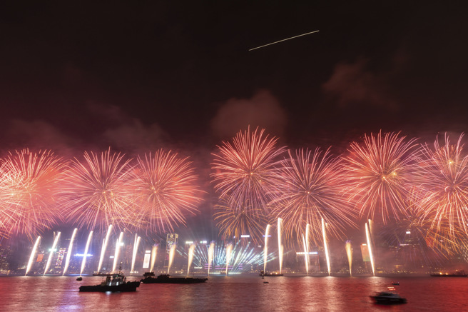 香港跨年烟火秀举世闻名，2024跨2025年烟火标榜4大特效。（美联社）