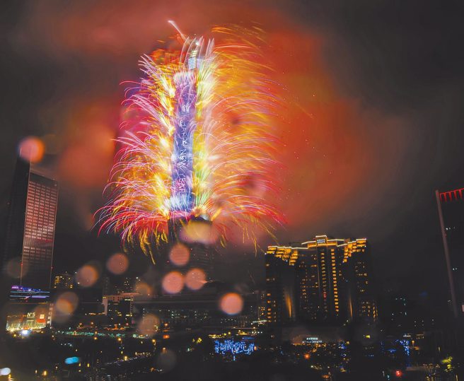 台北101今年施放6分钟的烟火加上光雕秀，贾永婕则透露因为安全疑虑，取消了一个很美的烟火，成为此次跨年的小遗憾。（图／业者提供）