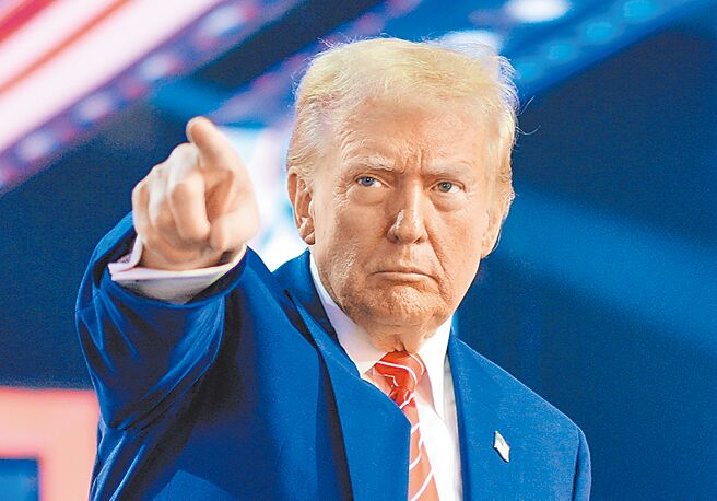 展望2025年，川普2.0关税风暴将至。政大外交系主任吴崇涵指出，台湾与川普政府之间存在显着价值观分歧，使台美建立「理念相近国家合作关系」面临挑战。（路透）