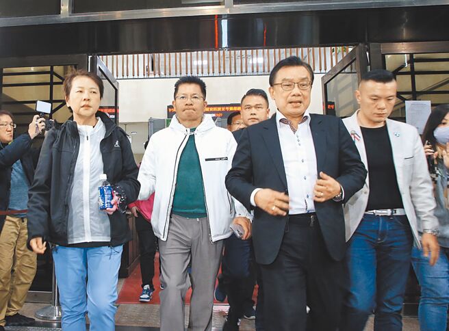 民眾党主席柯文哲辞意坚决，面对这么大衝击，白营力量短期内萎缩是正常的，但会不会继续下滑或反弹，取决于柯文哲是否能证明清白及其理念是否被认同，并不一定会泡沫化。（赵双杰摄）