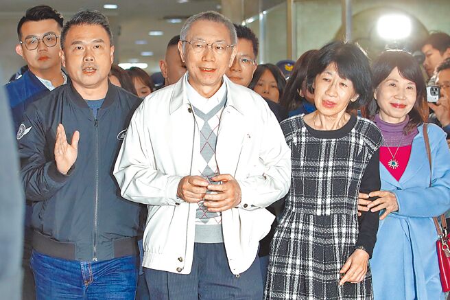 民眾党主席柯文哲（前排左二）涉弊，台北地院裁定7000万元交保。（资料照／黄世麒摄）