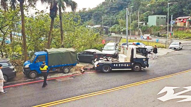 新北市警局获报有男子疑遭掳走杀害，30日在基隆市路边的小货车，于其后车斗的冰柜发现被烧得焦黑的遗体，警方採证后将货车拖离现场。（张志康摄）