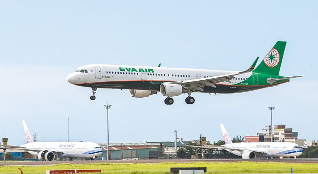 航空業大啖疫後紅利，長榮航空30日宣布將發出7個月年終獎金。（本報資料照片）