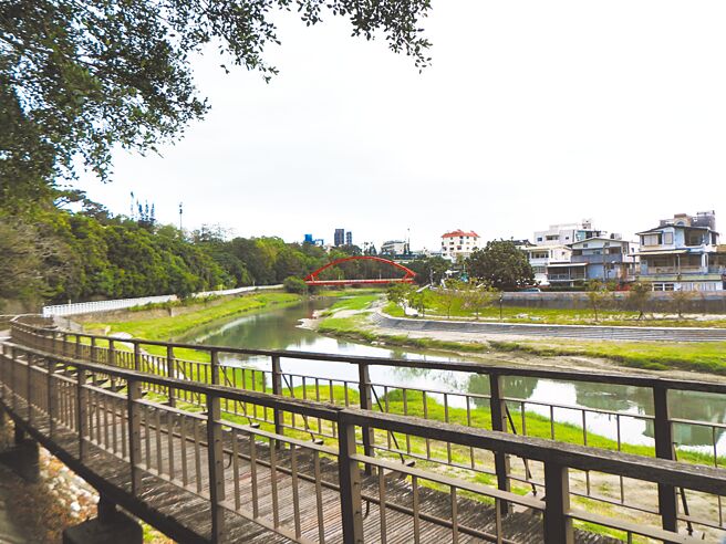 花蓮縣花蓮市美崙溪左岸自行車道及人行步道無引道串聯，若要走訪周邊景點較為不便。（羅亦晽攝）