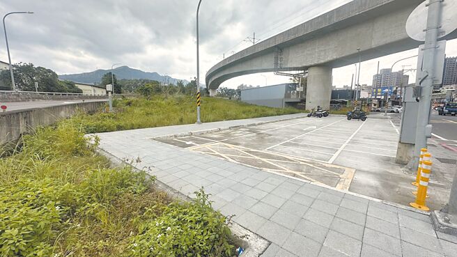 新北市新店区长期存在停车位不足问题，违停乱象频传，也衍生交通壅塞问题，市府规画安捷路、安康路口作为机车停车场，另经市议员陈永福协调，停车场后方的私人空地也将无偿提供市府使用。（贺培晏摄）