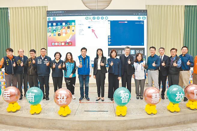 南投县长许淑华（右八）等人30日至草屯镇炎峰国小出席「一师一载具、生生有平板」启动仪式，县内中小学老师配发率百分百，师生配发率逾6成，领先全台。（杨静茹摄）