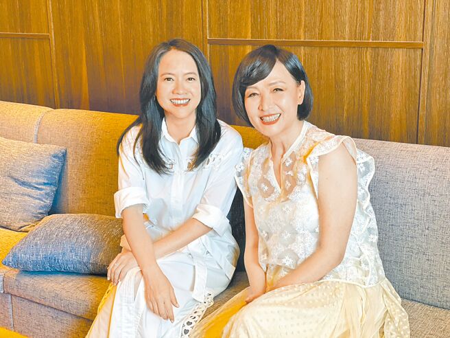 宝妈（右）3度罹癌，低调到戏院观赏女儿曾宝仪的纪录片《交换礼物》。（资料照片）