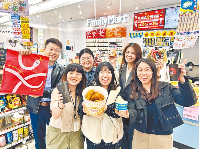 全家迎接跨年夜，暖暖包等溫暖型商品備貨量翻倍，再推Let’s Cafe與多樣美食優惠。（全家提供）
